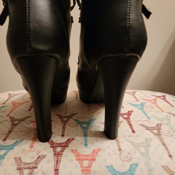 Tall ankle boots (black, and cream) - Picture 15 of 16